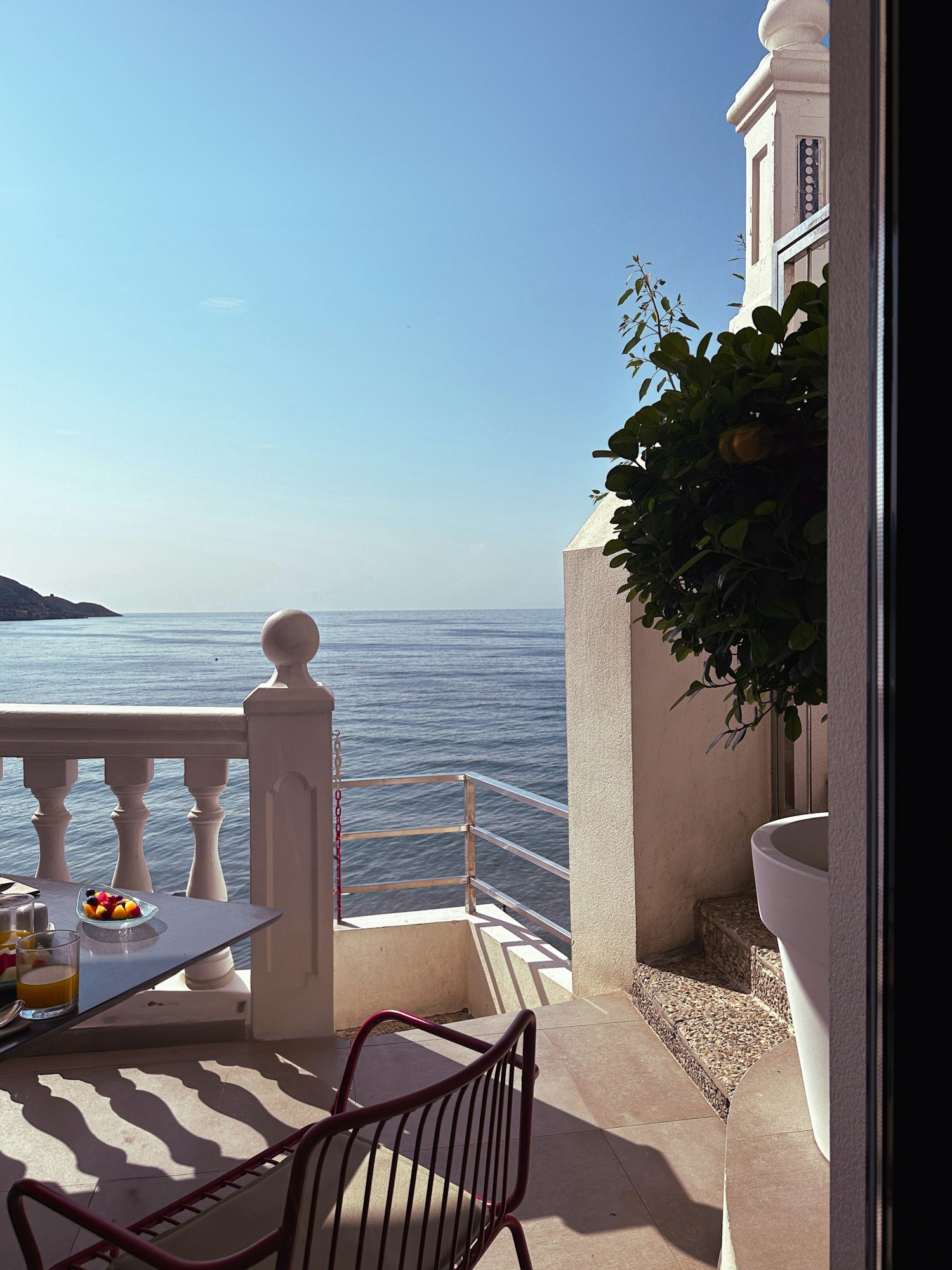 Petit-déjeuner sur le balcon, face à la mer