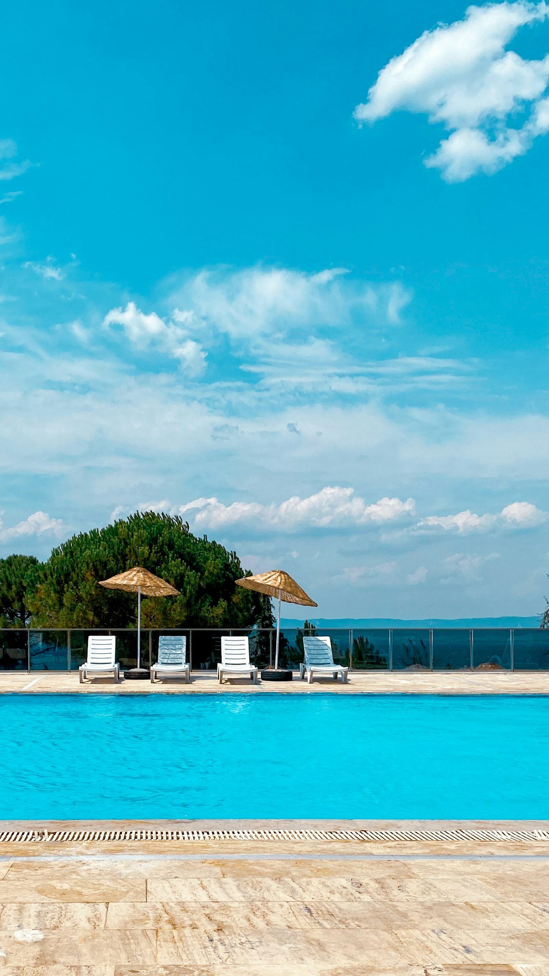 La piscine face au large, sous le ciel bleu