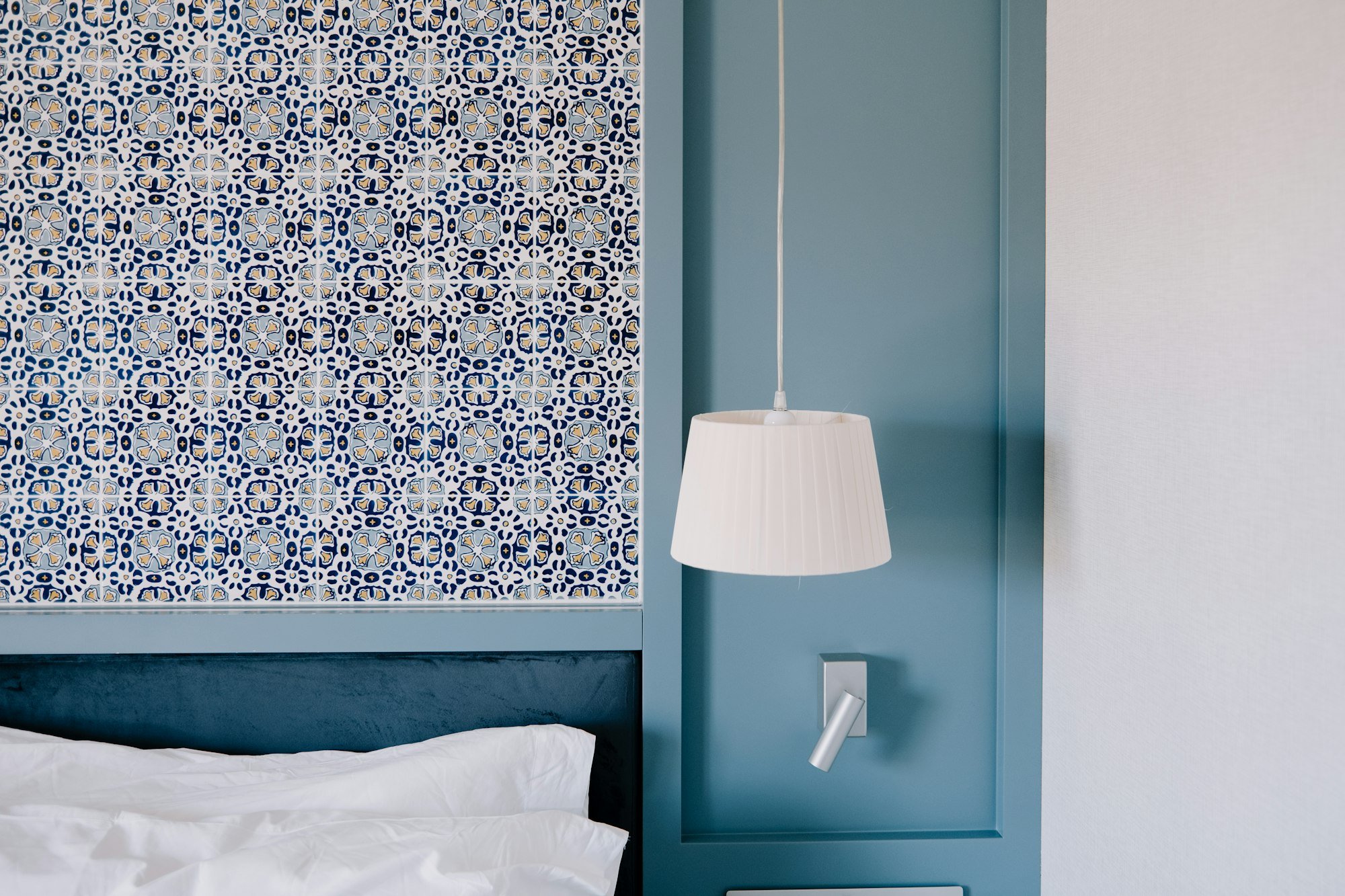 La chambre Port-Cros : tête de lit bleue et faïences