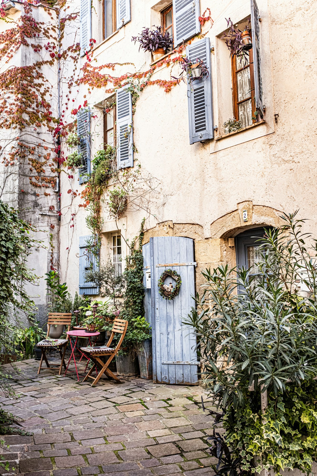 Le patio, ses volets bleus et ses lauriers-roses