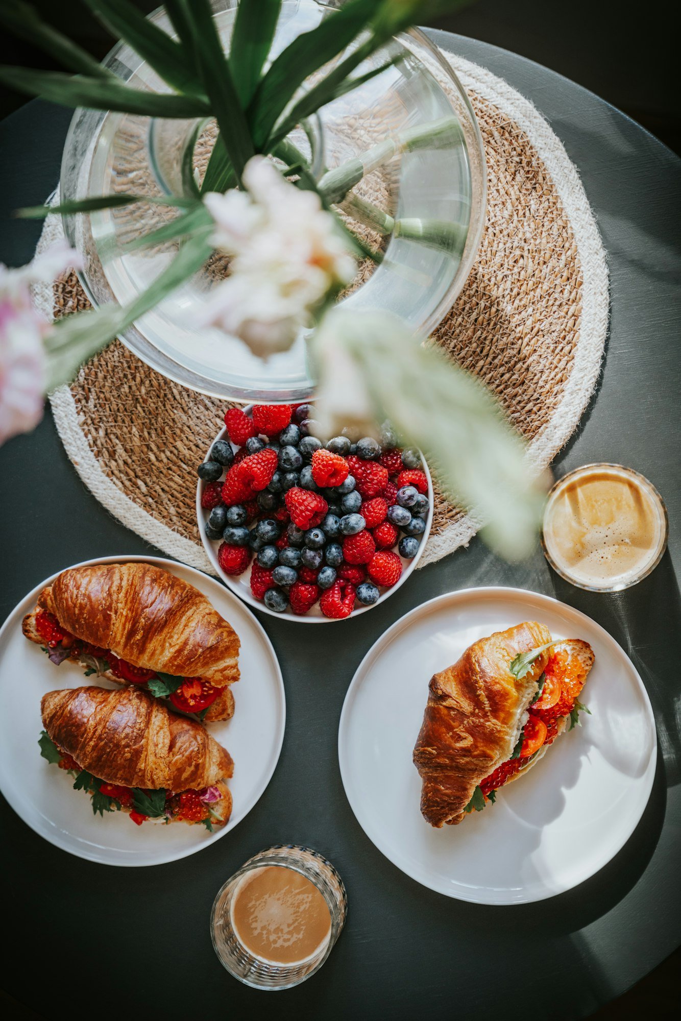 Petit-déjeuner : croissants garnis, fruits rouges et café