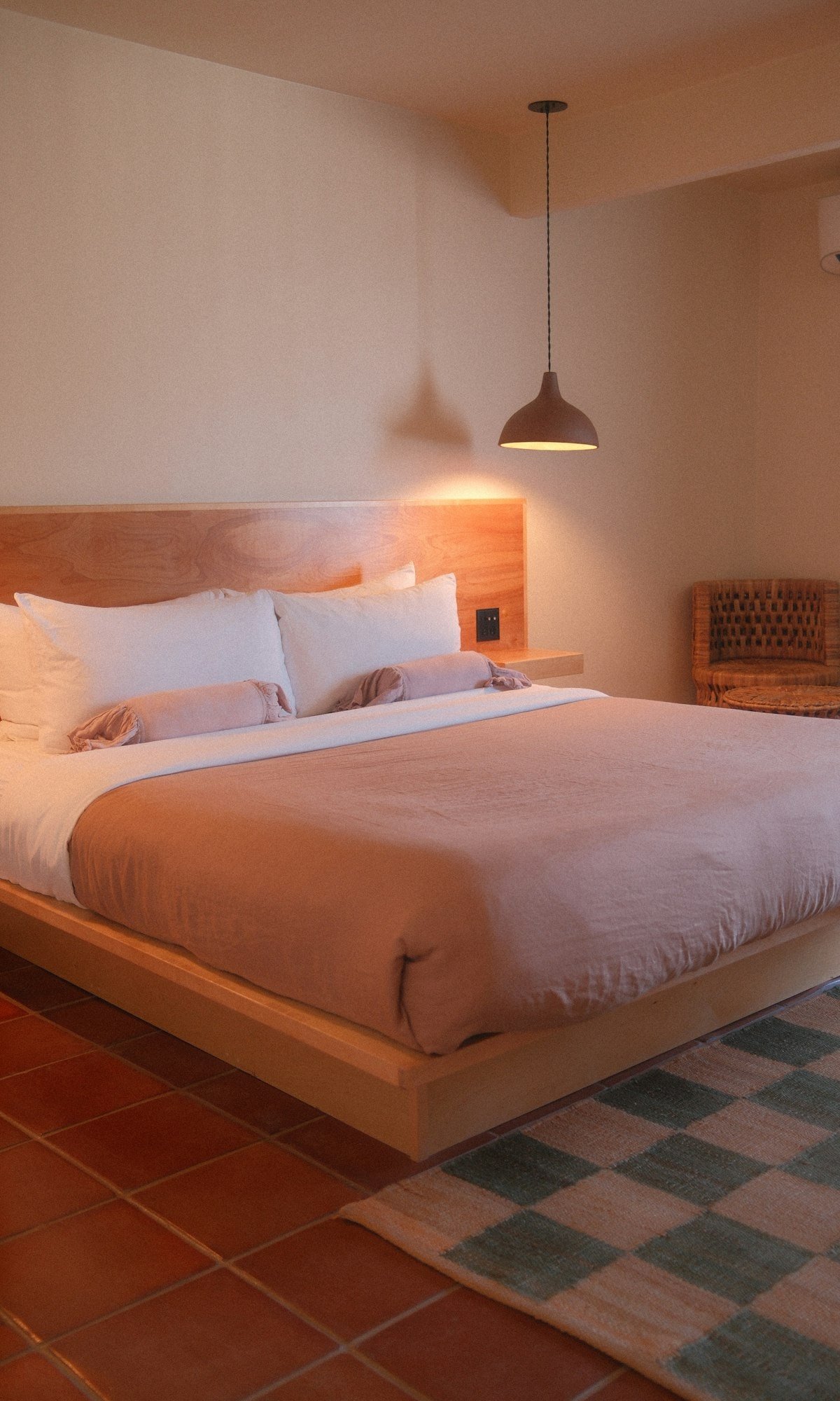 La chambre Agave : grand lit, tomettes et tapis tissé